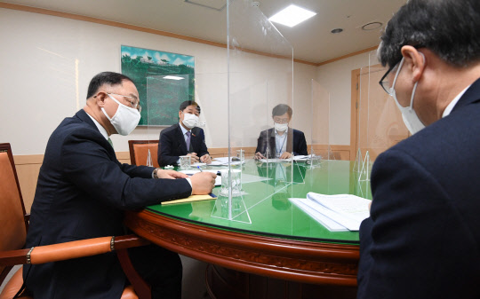 홍남기 경제부총리 겸 기획재정부 장관이 6일 오전 서울 광화문 정부서울청사에서 관계장관회의(녹실회의)를 주재하고 있다. <기획재정부 제공>
